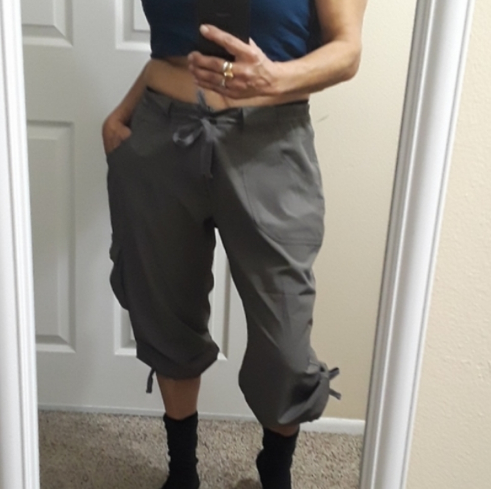 ALO Yoga Coolfit Cargo Capri Pants - Picture 3 of 10